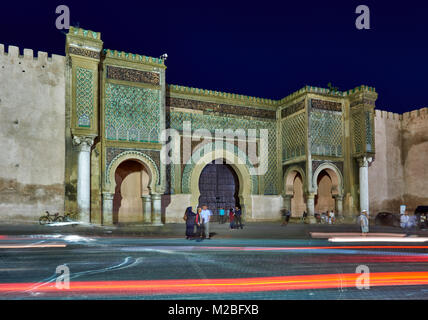 Night Shot von beleuchteten Tor Bab Mansour, Meknes, Marokko, Afrika Stockfoto