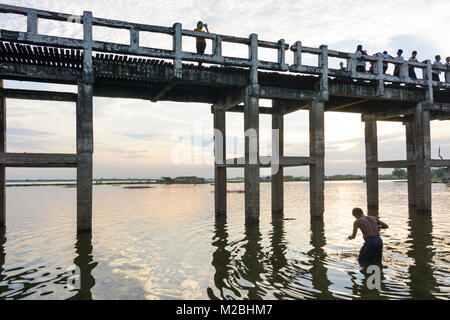 Amarapura: U-Bein Brücke aus Teakholz Fußgängerbrücke, Taungthaman See, Fischer, Region, Mandalay, Myanmar (Birma) Stockfoto