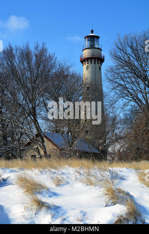 Schnee am Strand und Dünen bei Grosse Point, wo der Leuchtturm, 1874 abgeschlossen, markiert eine Untiefe in Michigan See nördlich von Chicago. Stockfoto