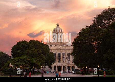 Das Museum der Revolution ist der ehemalige Präsidentenpalast und Plaza 13 de Mazo in Havanna, Kuba. Stockfoto