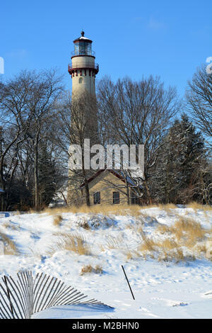 Schnee am Strand und Dünen bei Grosse Point, wo der Leuchtturm, 1874 abgeschlossen, markiert eine Untiefe in Michigan See nördlich von Chicago. Stockfoto