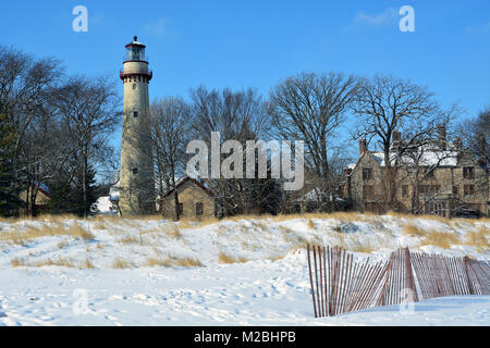 Schnee am Strand und Dünen bei Grosse Point, wo der Leuchtturm, 1874 abgeschlossen, markiert eine Untiefe in Michigan See nördlich von Chicago. Stockfoto