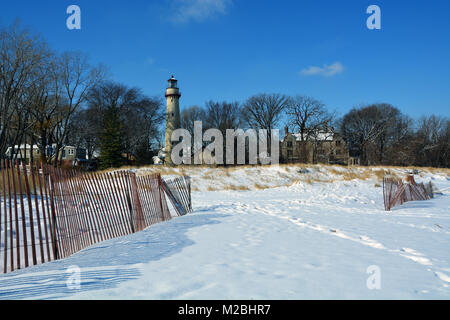 Schnee am Strand und Dünen bei Grosse Point, wo der Leuchtturm, 1874 abgeschlossen, markiert eine Untiefe in Michigan See nördlich von Chicago. Stockfoto