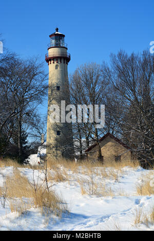 Schnee am Strand und Dünen bei Grosse Point, wo der Leuchtturm, 1874 abgeschlossen, markiert eine Untiefe in Michigan See nördlich von Chicago. Stockfoto