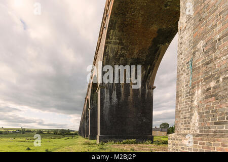 Unter den 82 Bögen von Harringworth Eisenbahnviadukt, zeigt die Größe und Ausmaß dieses wunderbare Struktur, Harringworth, Northamptonshire, Großbritannien Stockfoto