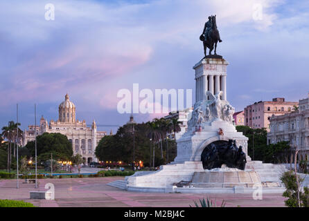 Statue von Máximo Gómez bei Parques Martyres del 71 mit dem Museum der Revolution im Hintergrund in der Altstadt von Havanna, Kuba. Stockfoto