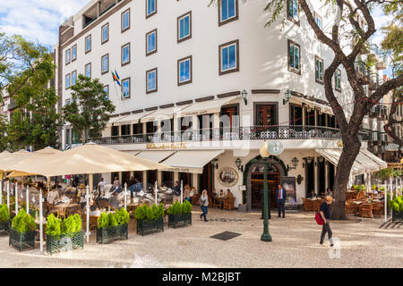 MADEIRA PORTUGAL MADEIRA die Golden Gate Grand Café für Leute, die sich in der Innenstadt von Funchal Madeira Portugal EU Europa beobachten ideal Stockfoto