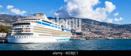 MADEIRA PORTUGAL MADEIRA riesiges Kreuzfahrtschiff im Hafen von Funchal Funchal Madeira Portugal eu Europa günstig Stockfoto