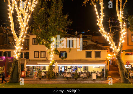 Funchal Madeira Portugal Madeira Funchal Bäume mit Weihnachtsbeleuchtung in der Zona Velha Altstadt Funchal Madeira Portugal EU Europa eingerichtet Stockfoto