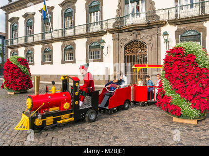 MADEIRA PORTUGAL MADEIRA Weihnachten Szene mit weihnachtsmänner Elfen und Kinder auf einem kleinen Noddy Zug im Stadtzentrum von Funchal Funchal Madeira Portugal EU Stockfoto