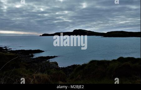 Felsigen Küste von West Cork, Irland unter einem bewölkten Himmel endlich Licht aufgenommen. Stockfoto