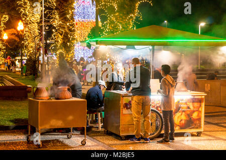 MADEIRA PORTUGAL MADEIRA Kochen Kastanien in Salz ein Madeira Spezialität an der Promenade am Meer in Funchal Madeira Portugal EU Europa Stockfoto