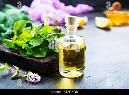 Pflanzliche Öl in der Flasche und auf einem Tisch Stockfoto