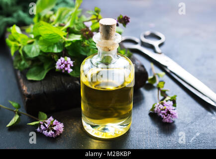 Pflanzliche Öl in der Flasche und auf einem Tisch Stockfoto