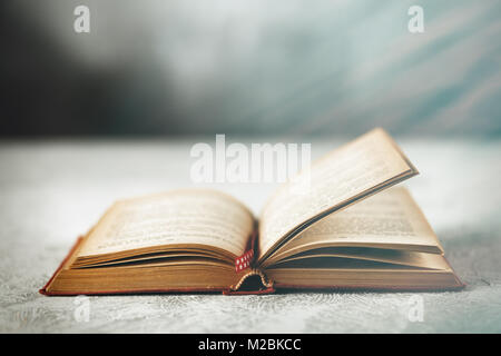 Buch über graue Tabelle öffnen Stockfoto