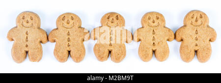 Gruppe von Gingerbread Man gemeinsam auf einem weißen Hintergrund Stockfoto