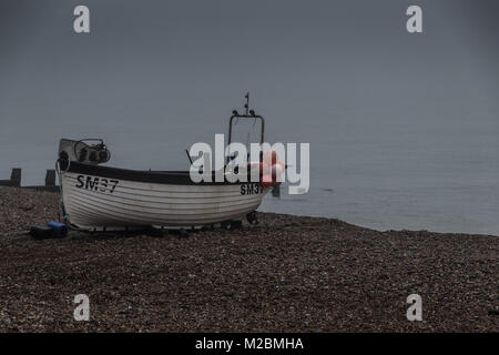 Boote am Strand in Sussex, in der Mitte des Winters Stockfoto