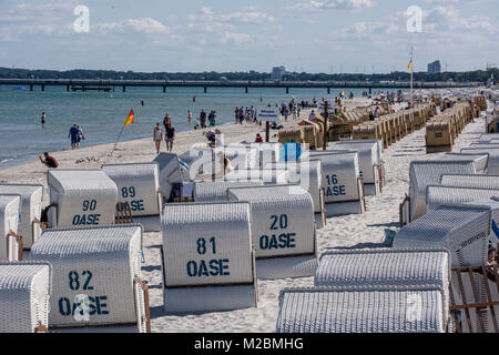 Scharbeutz an der deutschen Ostseeküste mit Strandkörben und Badeleben Stockfoto