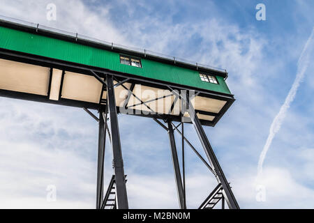 Getreidespeicher Gantry an der Brunnen am Meer, Norfolk, Großbritannien Stockfoto