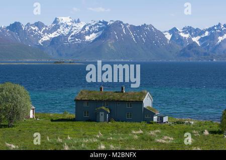 Isolierte Holz- rasen Häuser mit Blick auf Raftsundet, einer Meerenge in Hadsel und Vågan, Lofoten Inseln, Grafschaft Nordland, Norwegen Stockfoto