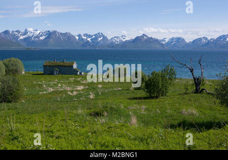 Isolierte Holz- rasen Häuser mit Blick auf Raftsundet, einer Meerenge in Hadsel und Vågan, Lofoten Inseln, Grafschaft Nordland, Norwegen Stockfoto