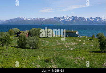 Isolierte Holz- rasen Häuser mit Blick auf Raftsundet, einer Meerenge in Hadsel und Vågan, Lofoten Inseln, Grafschaft Nordland, Norwegen Stockfoto