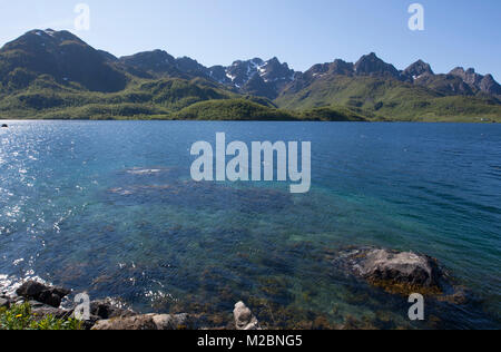 Raftsundet, einer Meerenge in den Gemeinden Hadsel und Vågan, Lofoten Inseln, Grafschaft Nordland, Norwegen. Stockfoto