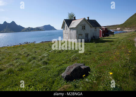 Isolierte Holzhäuser mit Blick auf Raftsundet, einer Meerenge in den Gemeinden Hadsel und Vågan, Lofoten Inseln, Grafschaft Nordland, Norwegen Stockfoto