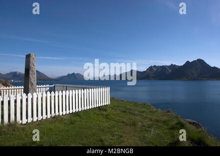 Raftsundet, einer Meerenge in den Gemeinden Hadsel und Vågan, Lofoten Inseln, Grafschaft Nordland, Norwegen. Stockfoto