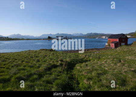 Isolierte Holzhäuser mit Blick auf Raftsundet, einer Meerenge in den Gemeinden Hadsel und Vågan, Lofoten Inseln, Grafschaft Nordland, Norwegen Stockfoto