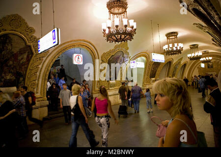 Russland. Moskau. U-Bahnstation namens Kiewskaja (1937) eröffnet. Sozialistischen Realismus kunst Interieur. Stockfoto