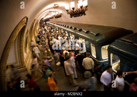 Russland. Moskau. U-Bahnstation namens Kiewskaja (1937) eröffnet. Sozialistischen Realismus Kunst. Passagiere. Stockfoto