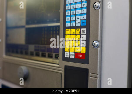 Bedienfeld einer computergesteuerten Industrieanlagen. Selektive konzentrieren. Stockfoto