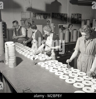 1950, historische, weibliche Arbeitnehmer Datumsstempel eng gewickelten Papierrollen an der führenden Papierhersteller, Brittains Ltd, Stoke on Trent, England, UK. Stockfoto