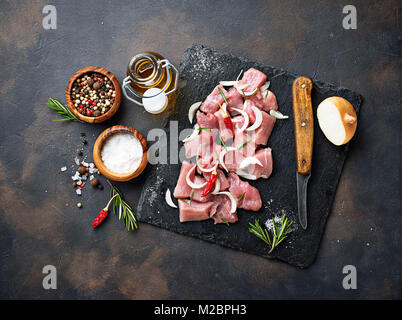 Rohes gehacktes Fleisch mit Gewürzen auf Rusty Hintergrund Stockfoto