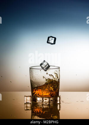 Ein Scotch Whiskey Glas mit Splash und Eis Stockfoto