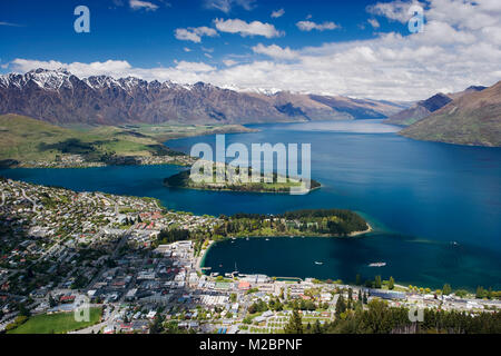 Neuseeland, Südinsel, Queenstown. Luftaufnahme der Stadt und den Lake Wakatipu. Stockfoto