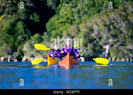 Neuseeland, Südinsel, Abel Tasman National Park. Paar, Kajakfahren auf dem Meer. Stockfoto
