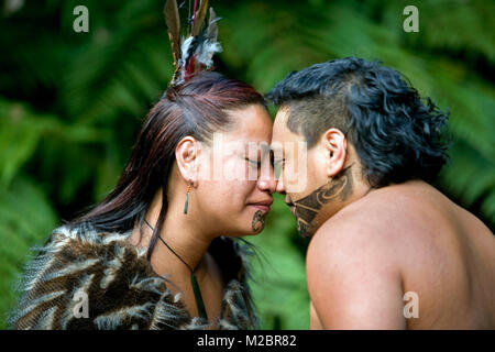 Neuseeland, Nordinsel, Rotorua, Maori-Kultur, Krieger und Frau, tun die Hongi Gruß. Stockfoto