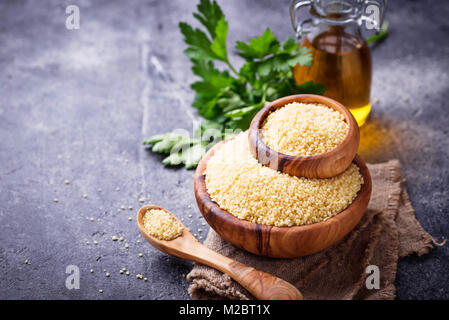 Couscous Getreide in Houten Stockfoto