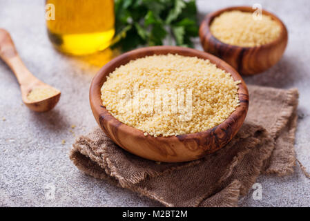 Couscous Getreide in Houten Stockfoto