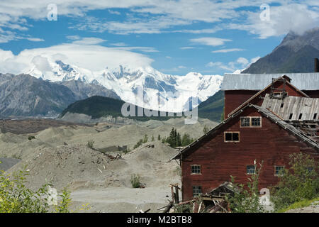 Eine decay Gebäude am Kennicott mine sitzt vor Schnee und Gletscher Bergkette bedeckt Stockfoto