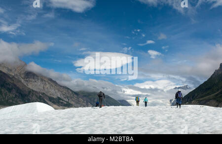 Eine Gruppe von Wanderer Crest einem Ridge auf Root Gletscher Stockfoto