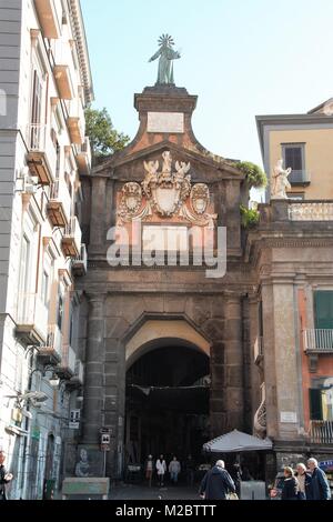 In Neapel - Italien - auf 11/26/2016 - Port'Alba, das alte Tor von Neapel, Neapel, Italien Stockfoto
