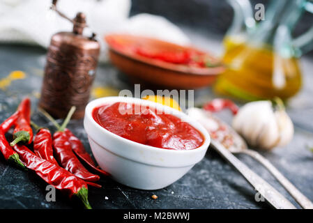 Chili Sauce mit Spice auf einem Tisch Stockfoto