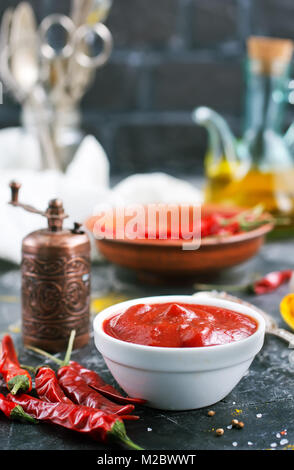 Chili Sauce mit Spice auf einem Tisch Stockfoto