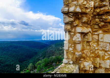 Bleibt der Yehiam Festung, von der Kreuzfahrer und Osmanischen Zeit, und die Landschaft von Yehiam Stream, in der westlichen Oberen Galiläa, im Norden Israels Stockfoto