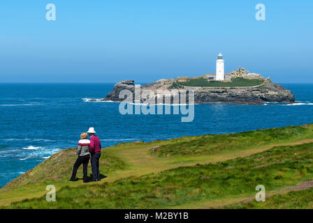 Touristen zum Godrevy Leuchtturm in St. Ives Bay, Cornwall, England, Großbritannien, Großbritannien. Stockfoto