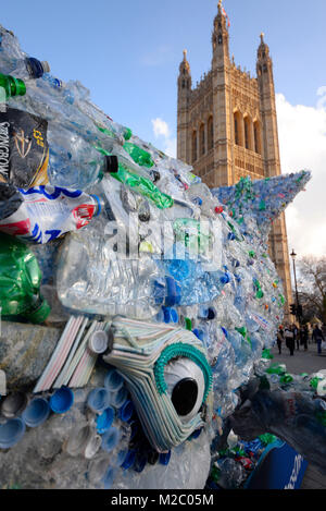 Riesiger Wal namens 'Plasticus' aus Kunststoff, vor den Häusern des Parlaments als Teil von Sky Ocean Rescue 'Pass auf Kunststoff'-Kampagne. Stockfoto