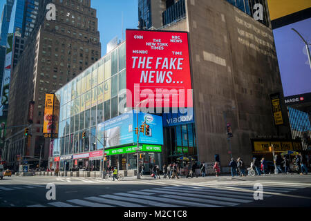 Eine elektronische Anzeigentafel am Times Square in New York am Montag, 5. Februar 2017 vom Ausschuss für die Verteidigung der Präsident (früher Stop Hillary PAC) Züchtigt die Medien für nicht für die die Untersuchung von Hillary Clintons angebliche Kampagne Finanzierung Geldwäsche. Die Werbung nutzt der Präsident populären Ausdruck "fake News". (Â© Richard B. Levine) Stockfoto